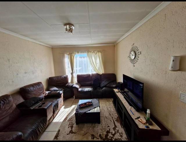 2 BEDROOM APARTMENT FOR SALE IN HEUWELSIG ESTATE